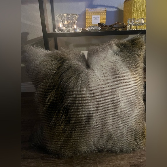 Luxurious Faux Fur Pillow D.V KAP home retails 200$ - Picture 1 of 5